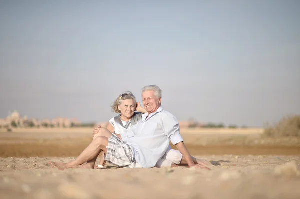 Coppia matura rilassante sulla spiaggia — Foto Stock