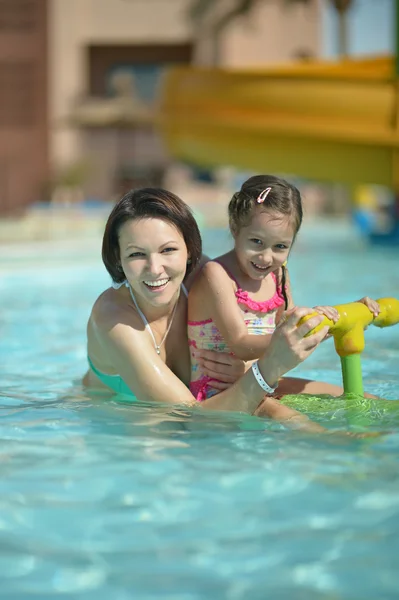 Familie entspannen im Pool — Stockfoto