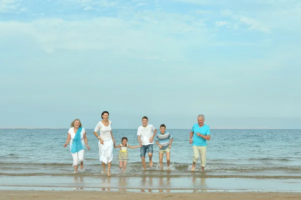 Bonne famille à la plage — Photo