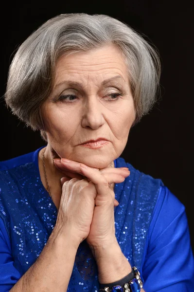 Düşünceli yaşlı kadın — Stok fotoğraf