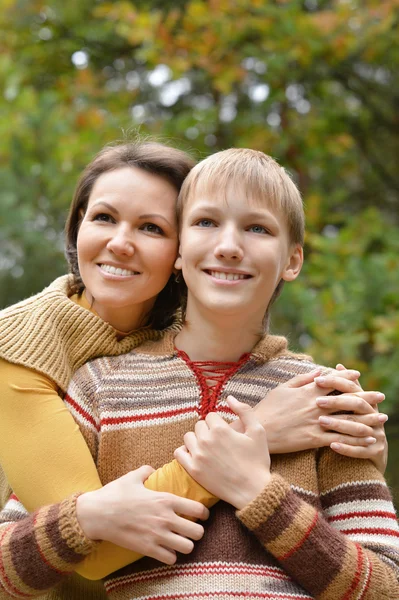 Mãe com menino no parque de outono — Fotografia de Stock