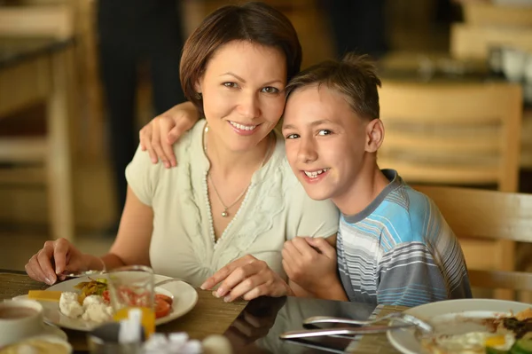 Mutter und Sohn beim Frühstück — Stockfoto