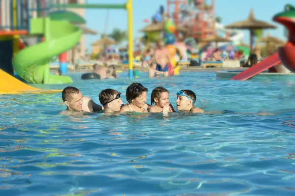 Família relaxar na piscina — Fotografia de Stock