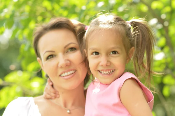 Niña con madre en el parque — Foto de Stock