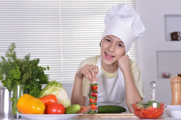 Mladý kuchař v kuchyni — Stock fotografie