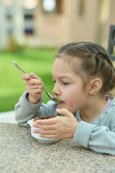 Niña desayunando — Foto de Stock