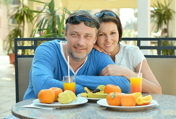Happy couple at breakfast — Stock Photo, Image
