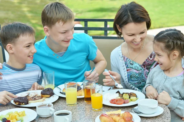 Lycklig familj på frukost — Stockfoto