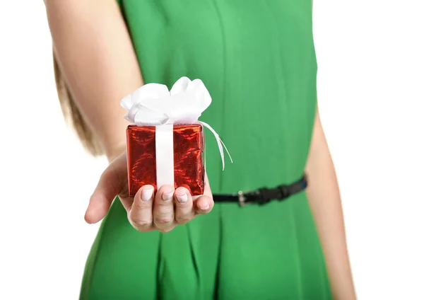 Hermosa mujer con caja de regalo — Foto de Stock