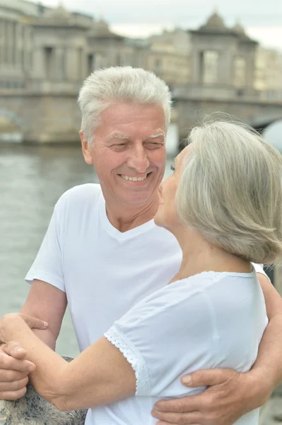 Sorrindo casal aposentado ao ar livre — Fotografia de Stock