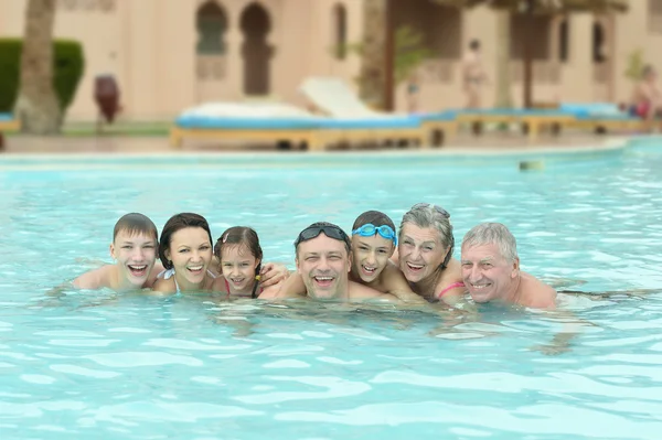 Détente familiale dans la piscine — Photo