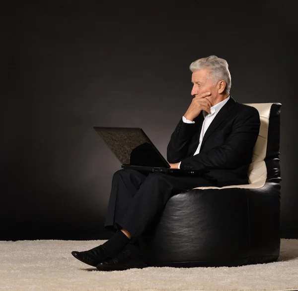 Man relaxing with laptop — Stock Photo, Image