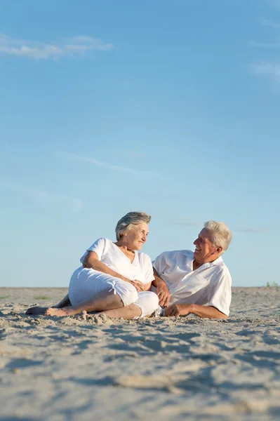 Couple d'âge mûr se détendre sur la plage — Photo