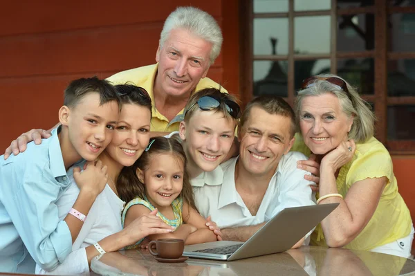 Familie sitzt mit Laptop — Stockfoto