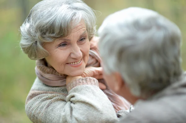 Coppia Senior nel parco autunnale — Foto Stock