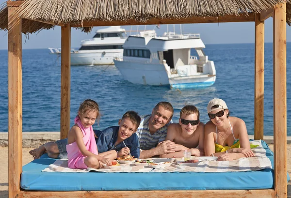 Familia feliz en la playa — Foto de Stock