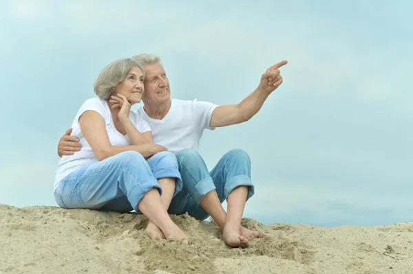 Elderly couple on a beach — Stock Photo, Image