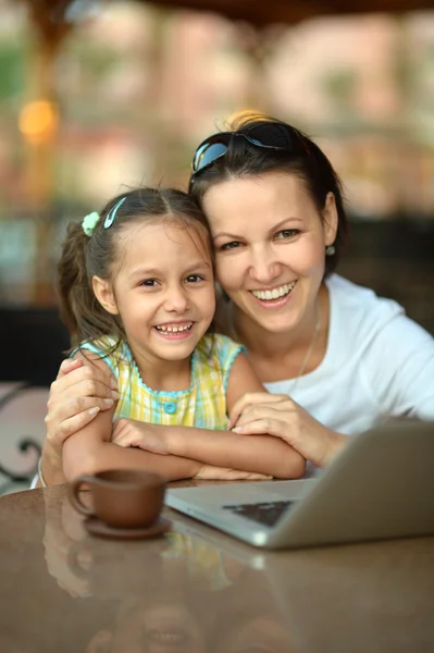 Frau mit Mädchen mit Laptop — Stockfoto