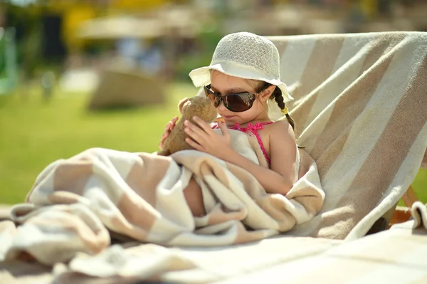 Маленькая девочка, покрытая полотенцем — стоковое фото