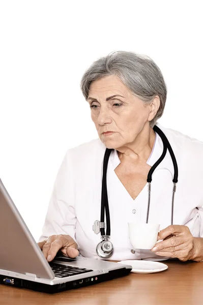 Médecin féminine senior avec ordinateur portable — Photo