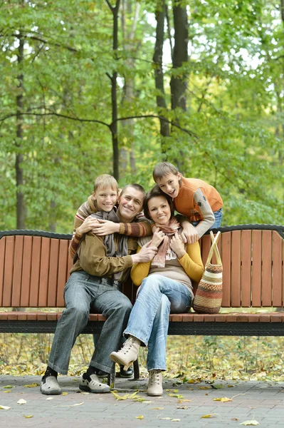 Relax in famiglia nel parco autunnale — Foto Stock