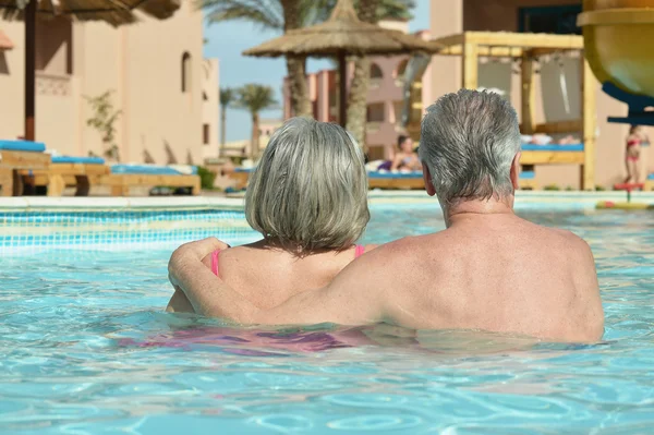 Couple sénior se relaxant à la piscine — Photo