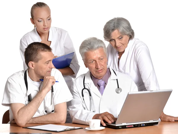 Lékaři diskutovat u stolu — Stock fotografie