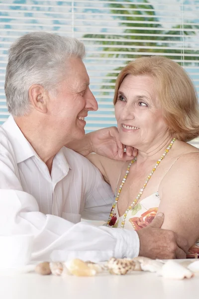 Joli vieux couple avec coquillages — Photo