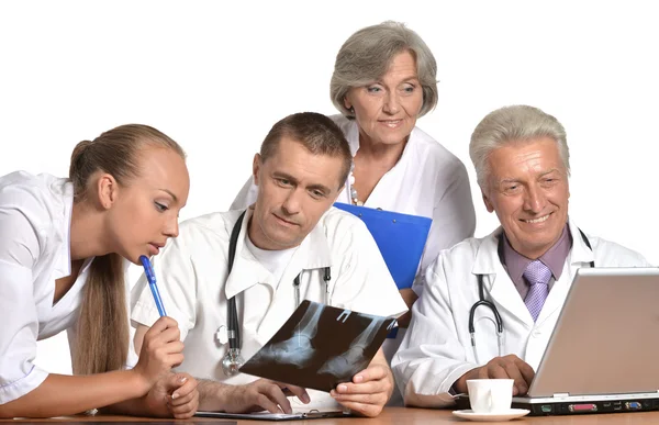 Artsen bespreken aan tafel — Stockfoto