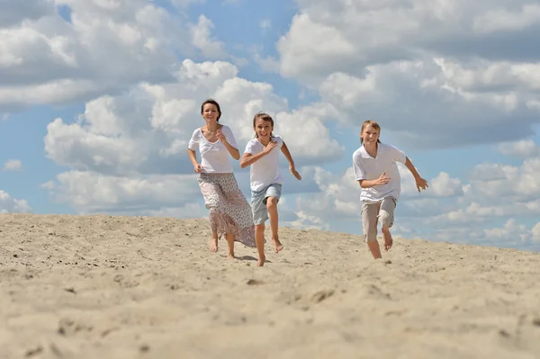 Famiglia in spiaggia nella giornata estiva — Foto Stock