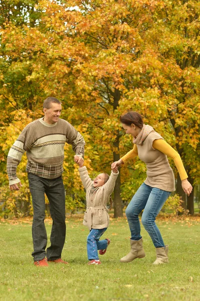 Familie ontspannen in herfst park — Stockfoto