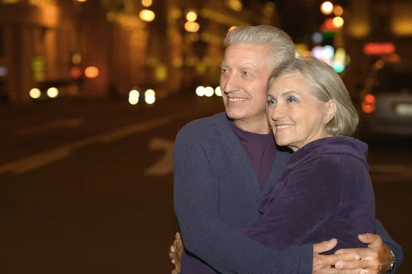 Äldre par på natten gatan — Stockfoto