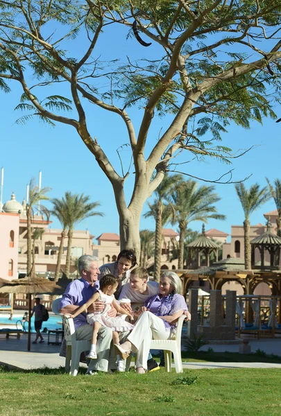 Família em resort tropical — Fotografia de Stock