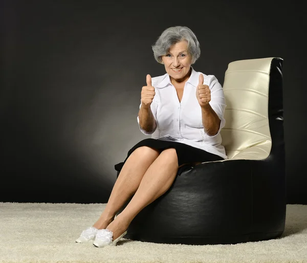 Feliz retrato elegante de mujer mayor —  Fotos de Stock