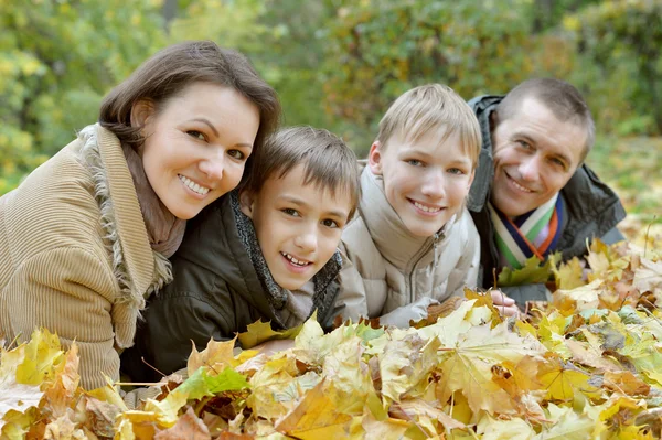 Détente en famille dans le parc d'automne — Photo