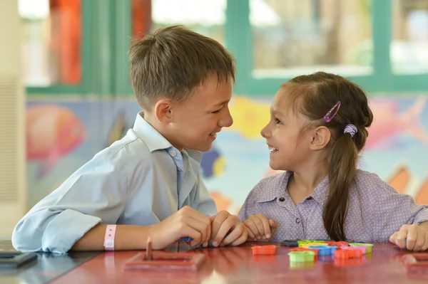 Meisje met jongen spelen — Stockfoto