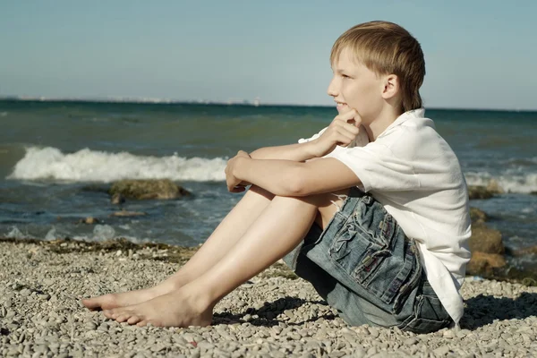 Ragazzo sulla spiaggia con sabbia — Foto Stock