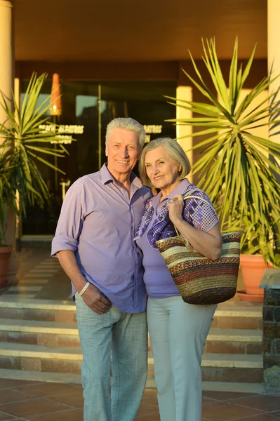 Vieux couple à l'extérieur — Photo