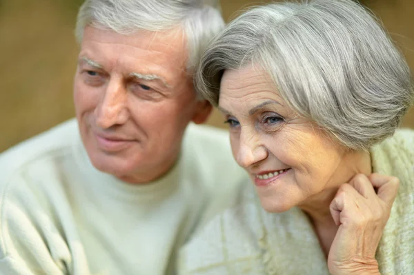 Senior par i höstparken — Stockfoto