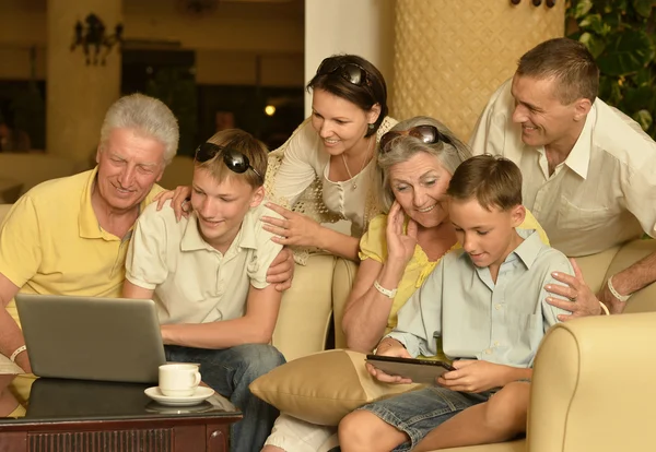 Familie sitzt mit Laptop — Stockfoto