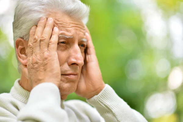 Äldre man med huvudvärk — Stockfoto