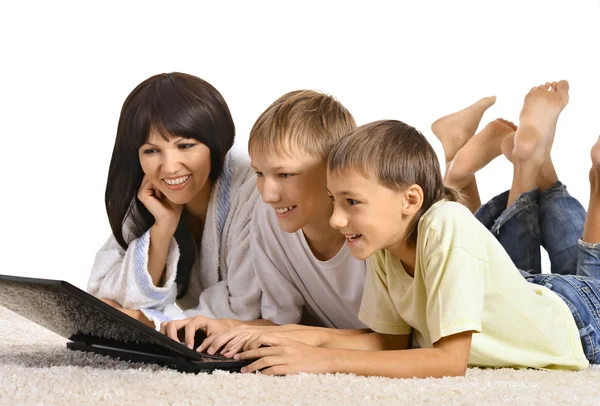 Mère avec des enfants à l'ordinateur portable — Photo