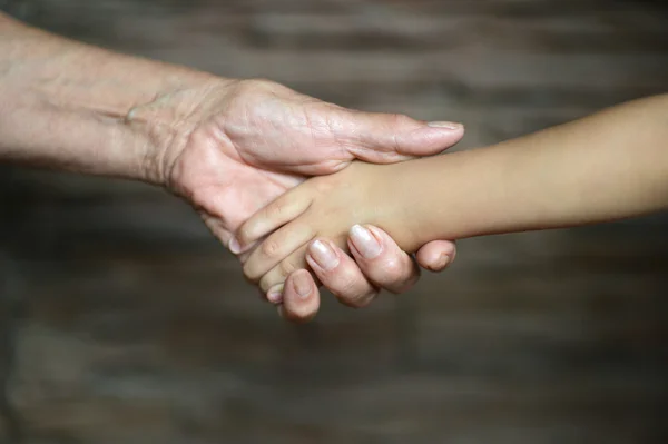 Les mains jointes tenant la main — Photo