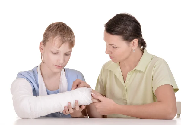 Madre e hijo con un brazo roto —  Fotos de Stock