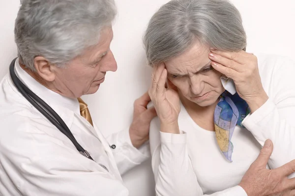 Donna anziana dal medico — Foto Stock