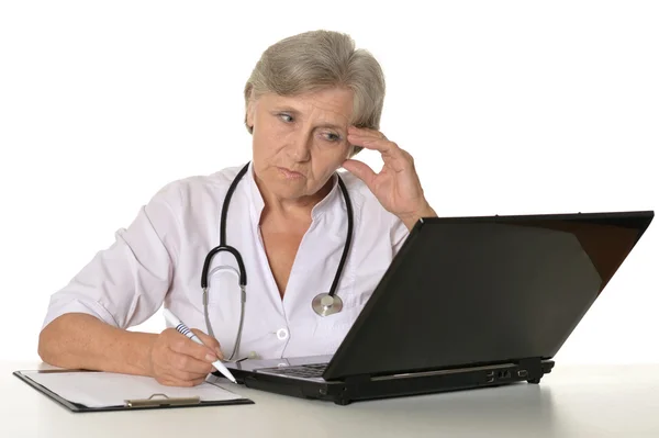 Ernstige ouderen arts — Stockfoto