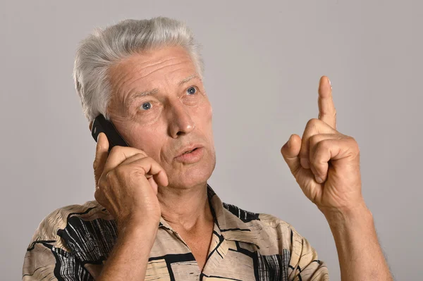 Homme âgé parlant au téléphone — Photo