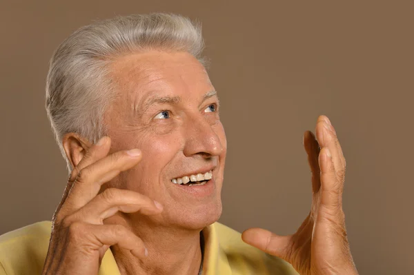 Homem mais velho sorridente feliz — Fotografia de Stock