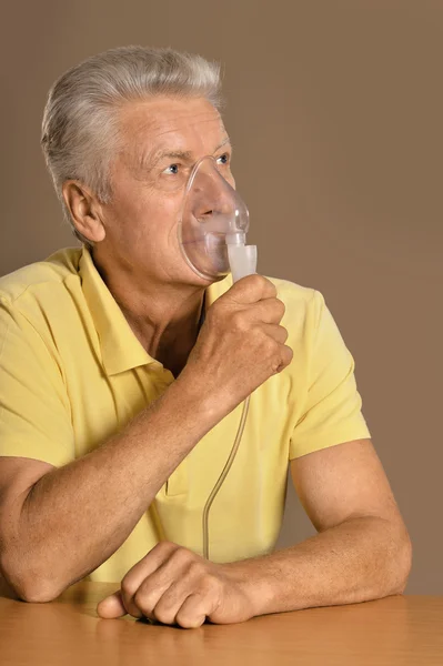 Uomo anziano con inalazione influenzale — Foto Stock