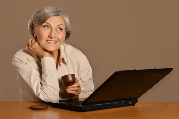 Stará žena s laptopem — Stock fotografie